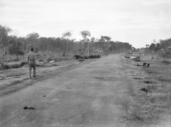 Restos del convoy australiano a ambos lados de la carretera de Parit Sulong, fotografiados