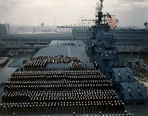 El portaaviones USS Yorktown (CV-10) de la Armada de los Estados Unidos, durante la incurs
