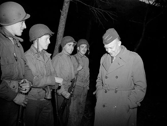 El general Dwight D. Eisenhower, a la derecha, comandante en jefe en el norte de África.jp