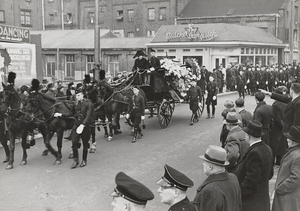 El cortejo fúnebre de Hendrik Koot recorre Ámsterdam el 17 de febrero de 1941._edited.jpg