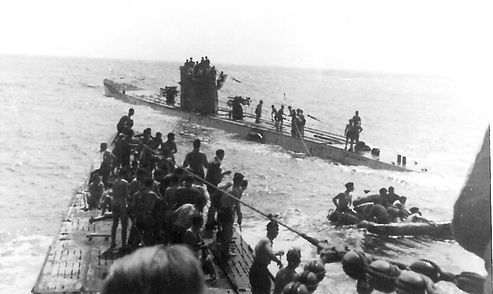 Servicio de traslado para los náufragos del Laconia entre el U-156 (en primer plano) y el