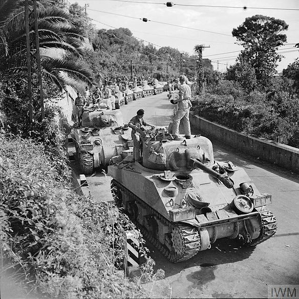 Columna de tanques Sherman espera para avanzar cerca de Cava, en la zona de Salerno, septi