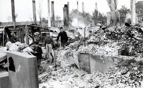 Civiles entre las ruinas de Varsovia después de los bombardeos alemanes de septiembre de 1