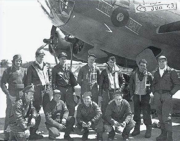 La tripulación liderando el ataque a Bremen, el 13 de junio de 1943. el avión MkII #41-246