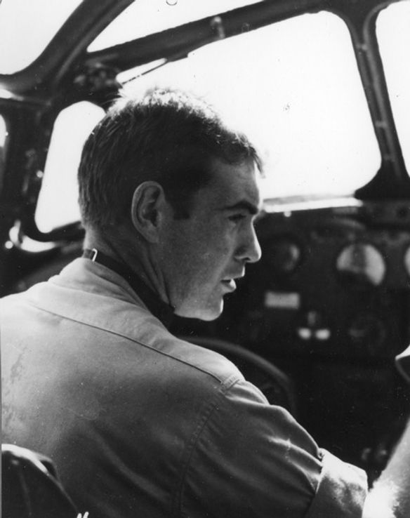 El primer teniente Douglas S Craig, piloto del B-24 Shady Lady del 380º Grupo de Bombardeo