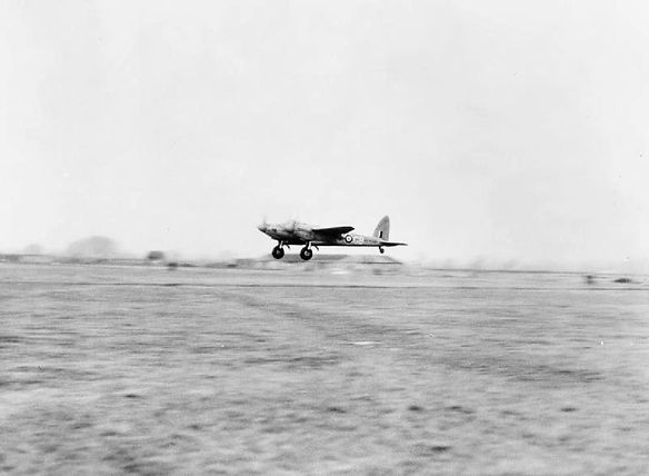 Un De Havilland Mosquito B Mark IV del Escuadrón Nº 105 de la Real Fuerza Aérea (RAF) desp