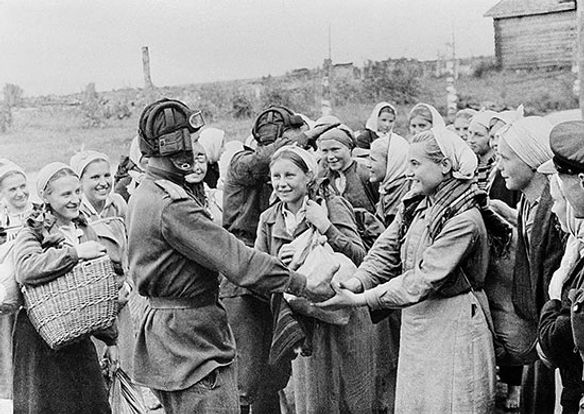 Tropas soviéticas son bienvenidas por la población en Smolensk..jpg