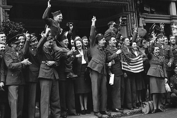 Soldados norteamericanos y miembros de la Fuerza Aérea Auxiliar Femenina en Londres celebr