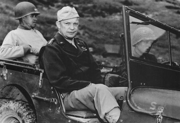 Los generales Dwight D. Eisenhower (adelante) y Omar Bradley (atrás), son llevados en jeep
