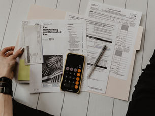Loan signing agent reviewing real estate documents with clients in Minneapolis