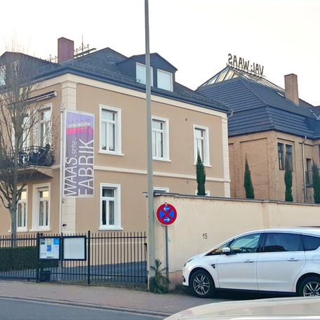 Villa und Fabrik von der anderen Straßenseite fotografiert.