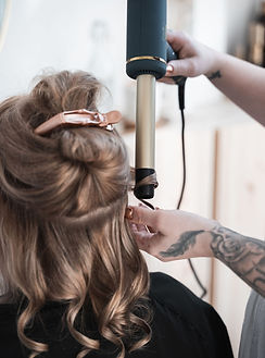 Hiustenvärjäys ja leikkaus Turku