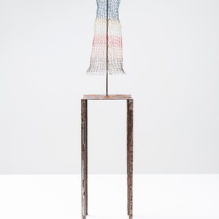 península, 2023. Série Meus. Tricot em cobre colorido e ferro. 60 x 12 x 12 cm. EN FACE.jp