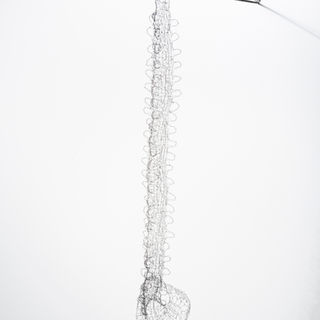 vestido-coluna, 2023. Série Híbridos. Tricot em arame. 124 x 15 x 33 cm. EN FACE.jpg