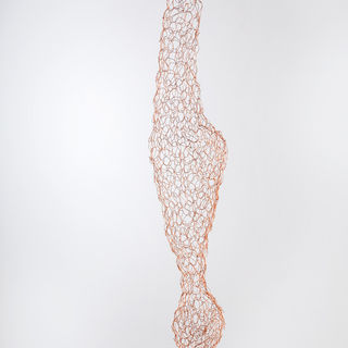 Cristina Lisot. lasca calcita, 2023 Série: Jardim de Roccas. Tricot em cobre. 130 x 32 x 21 cm.
