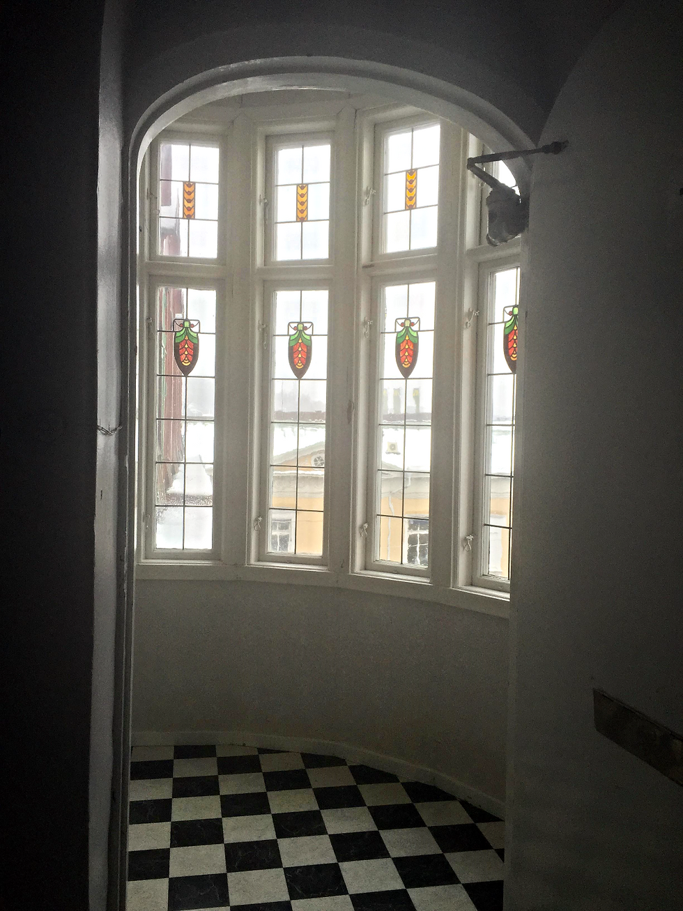 Blyinfattade glaspartier i entrén