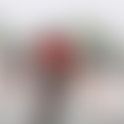 homme qui assure son vélo de compétition