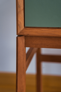 Sideboard in amerikanischem Kirschbaum olivgrün Linoleum und Messing