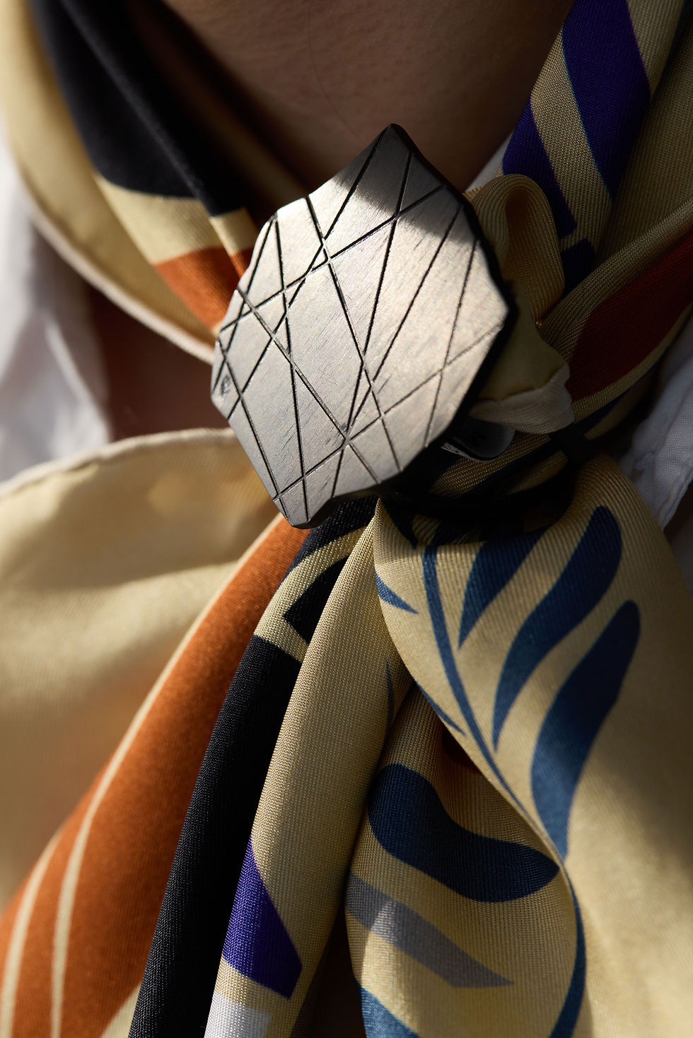 Miniature : Bijou de foulard "Écume Noire"