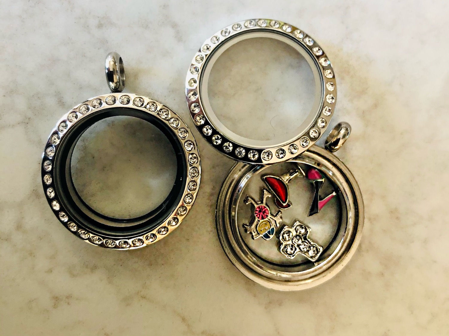 FLOATING PENDANT LOCKET