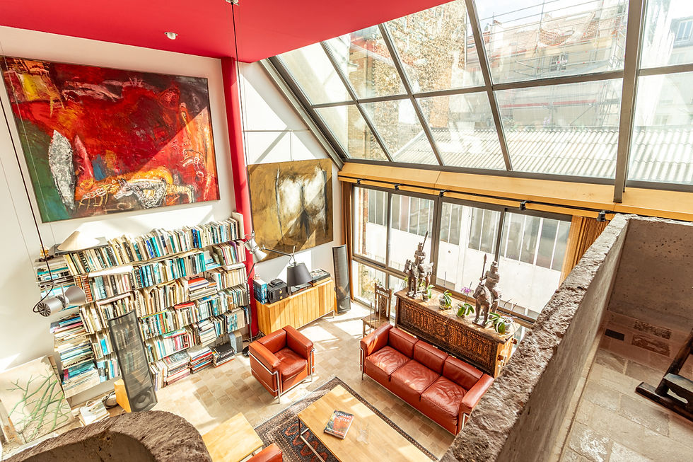 Vue en plongée d’un appartement parisien lumineux et bien décoré