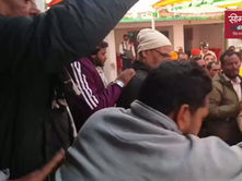 Bihar Congress: मधुबनी में बिहार कांग्रेस का अंदरूनी झगड़ा, वरिष्ठ नेताओं के सामने हुई मारपीट