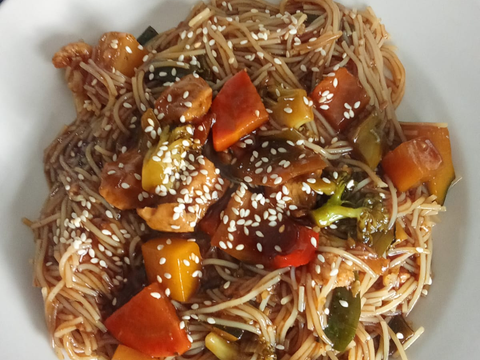 Fideos salteados con pollo y vegetales: una opción deliciosa y nutritiva.