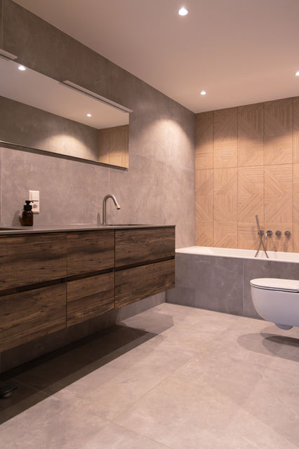 Moderne badkamer met warme en natuurlijke elementen