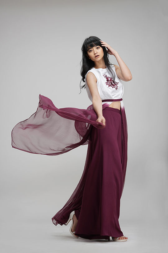 Thumbnail: Flowy chiffon drapes attached to ombre cotton top by SHRUTI S – side profile