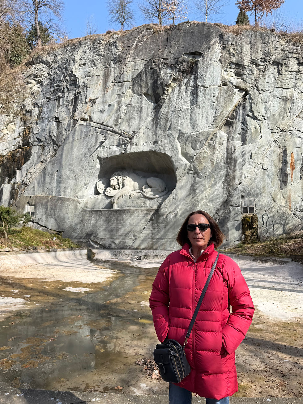 Mandy in front of the Lion of Lucerne