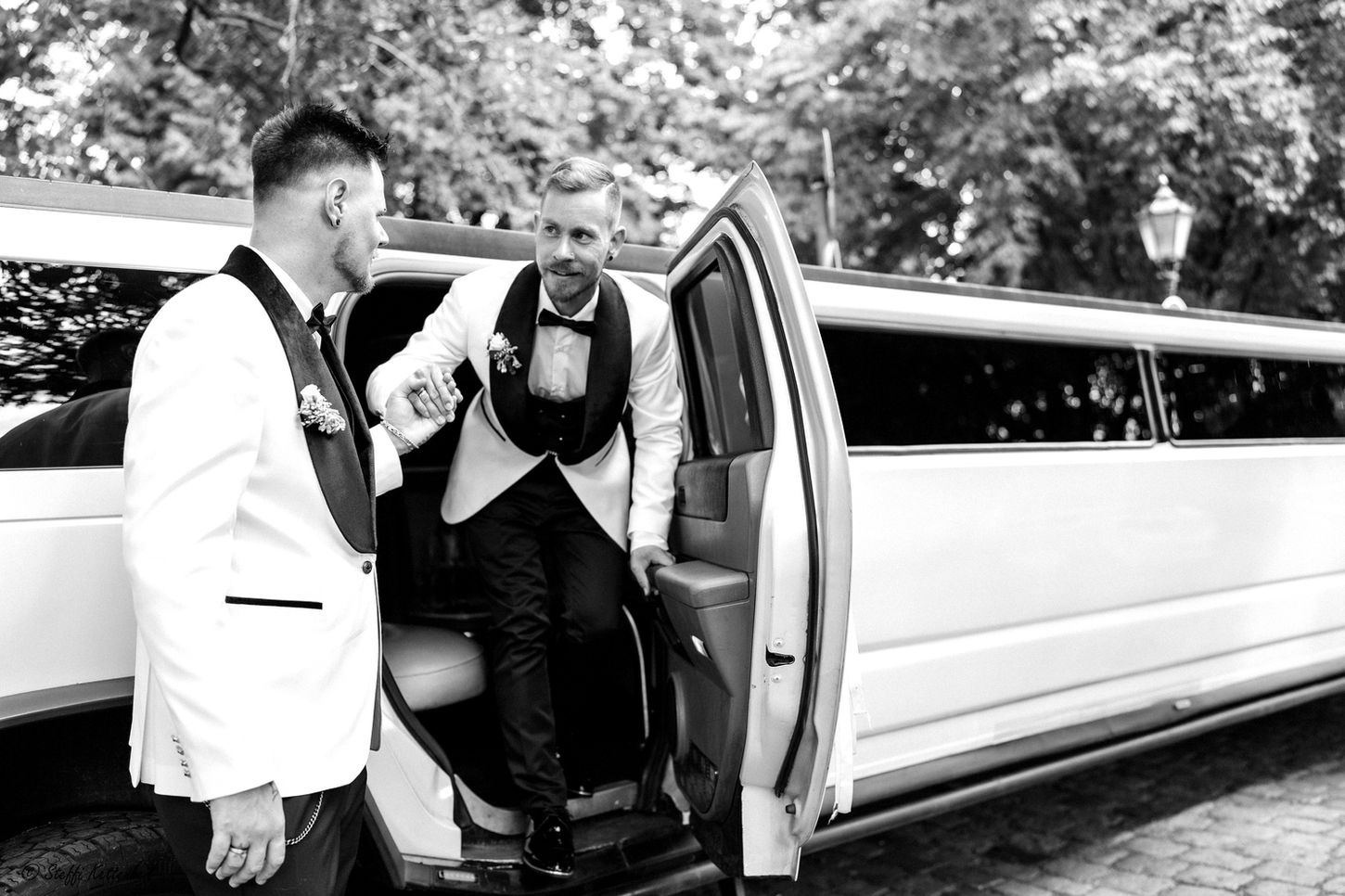 Bräutigam steigt aus seiner Limousine aus