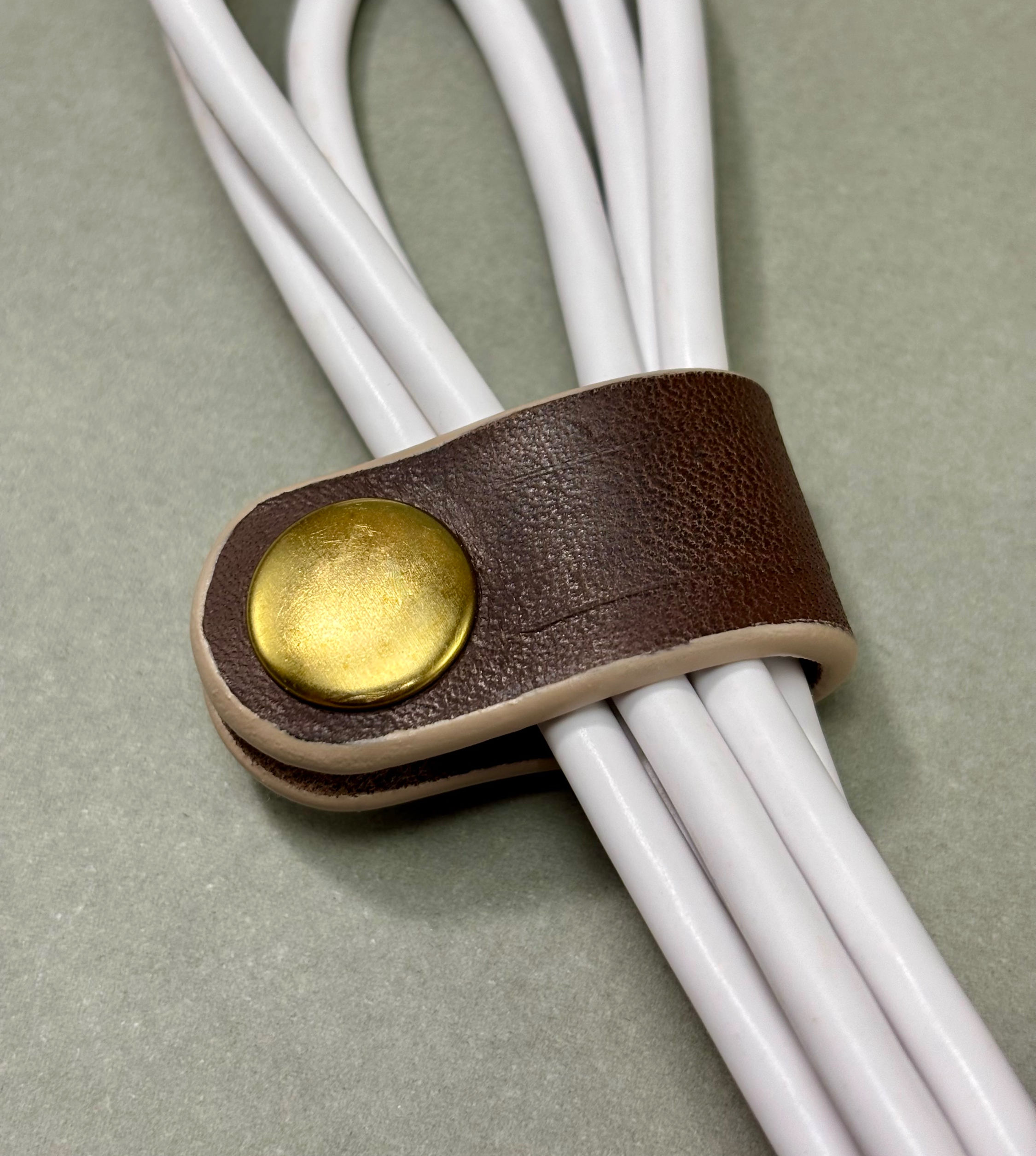 Minerva fém patentos kábelrendszerező festett éllel