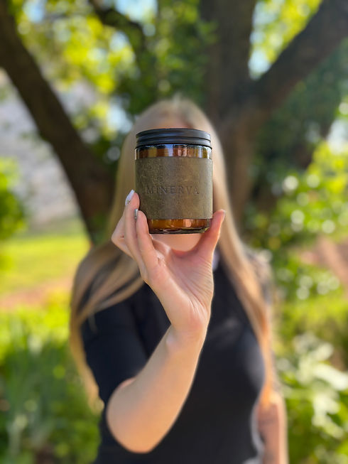 Minerva kollekció olasz bőrből készült címkés illatgyertya, isteni illatú