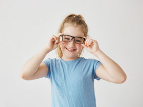 O que pode retardar a progressão da miopia em crianças?