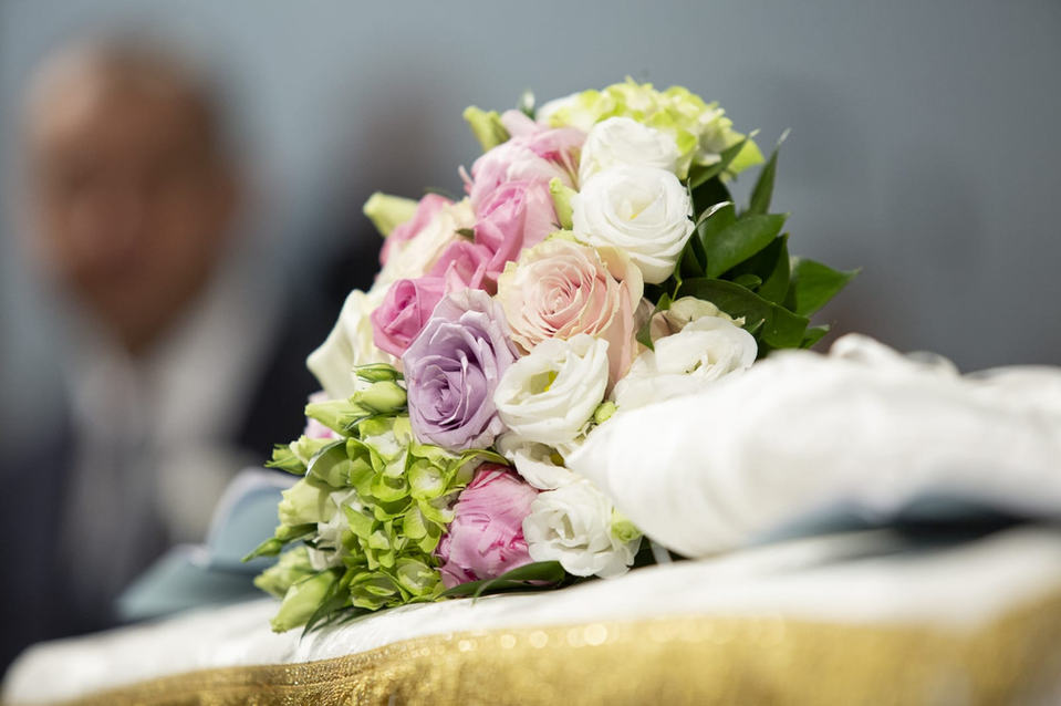 bouquet appoggiato in chiesa colore lilla, rosa bianco e verde.
