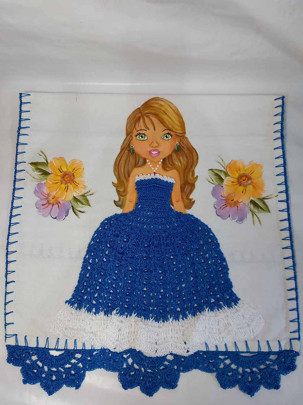 Pano de Prato Boneca pintada a mão com Vestido em Crochê - Azul escuro - 01 unidade, o pano de prato boneca pintada a mão