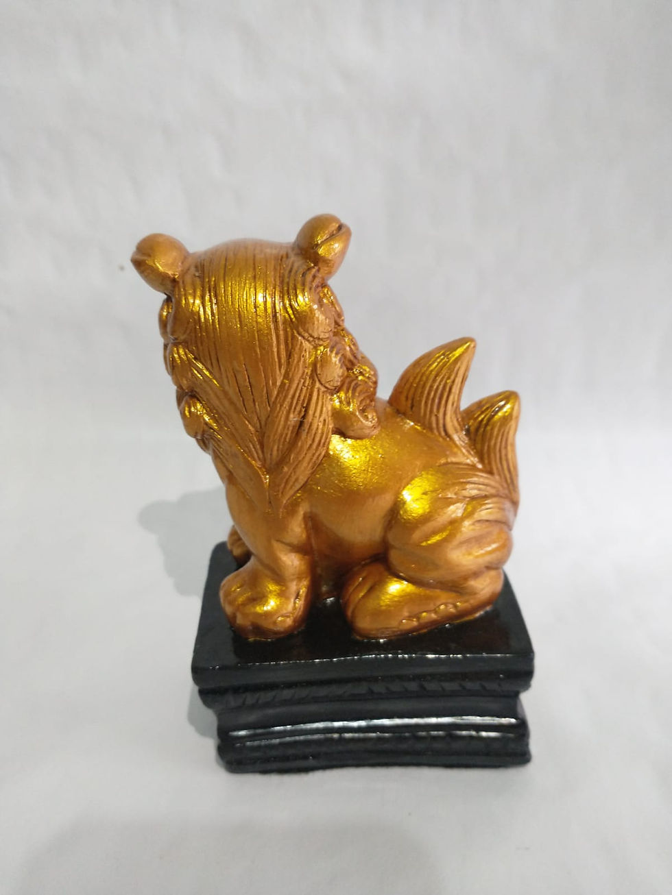 Miniatura: Leão Chinês em Gesso Pintado - 12 cm.   A pintura é artesanal feita à mão, apresentando uma riqueza impressionante de detalhe