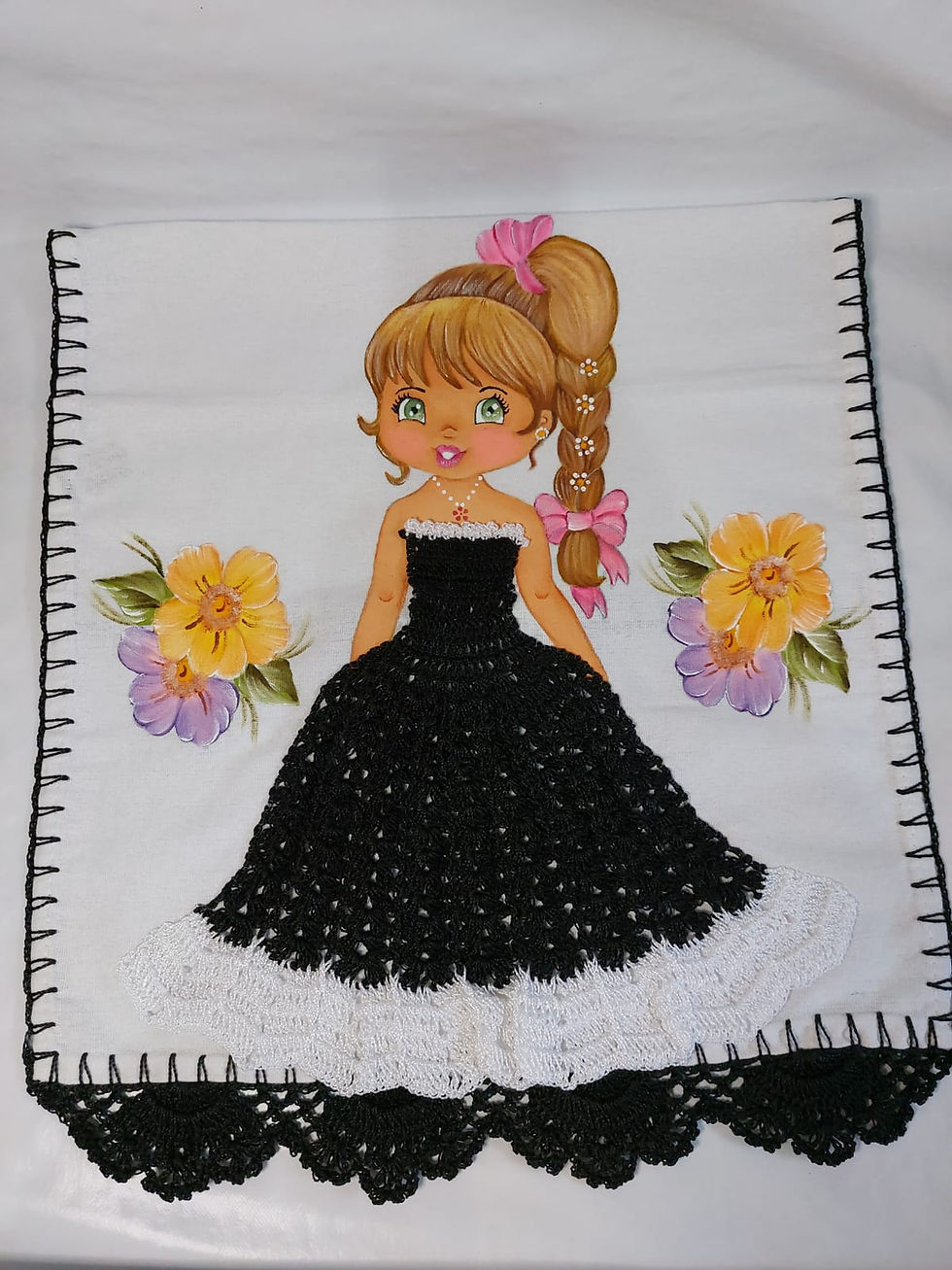 O Pano de Prato Boneca pintada a mão com Vestido Preto em Crochê - 01 unidade, o pano de prato boneca pintada a mão.
