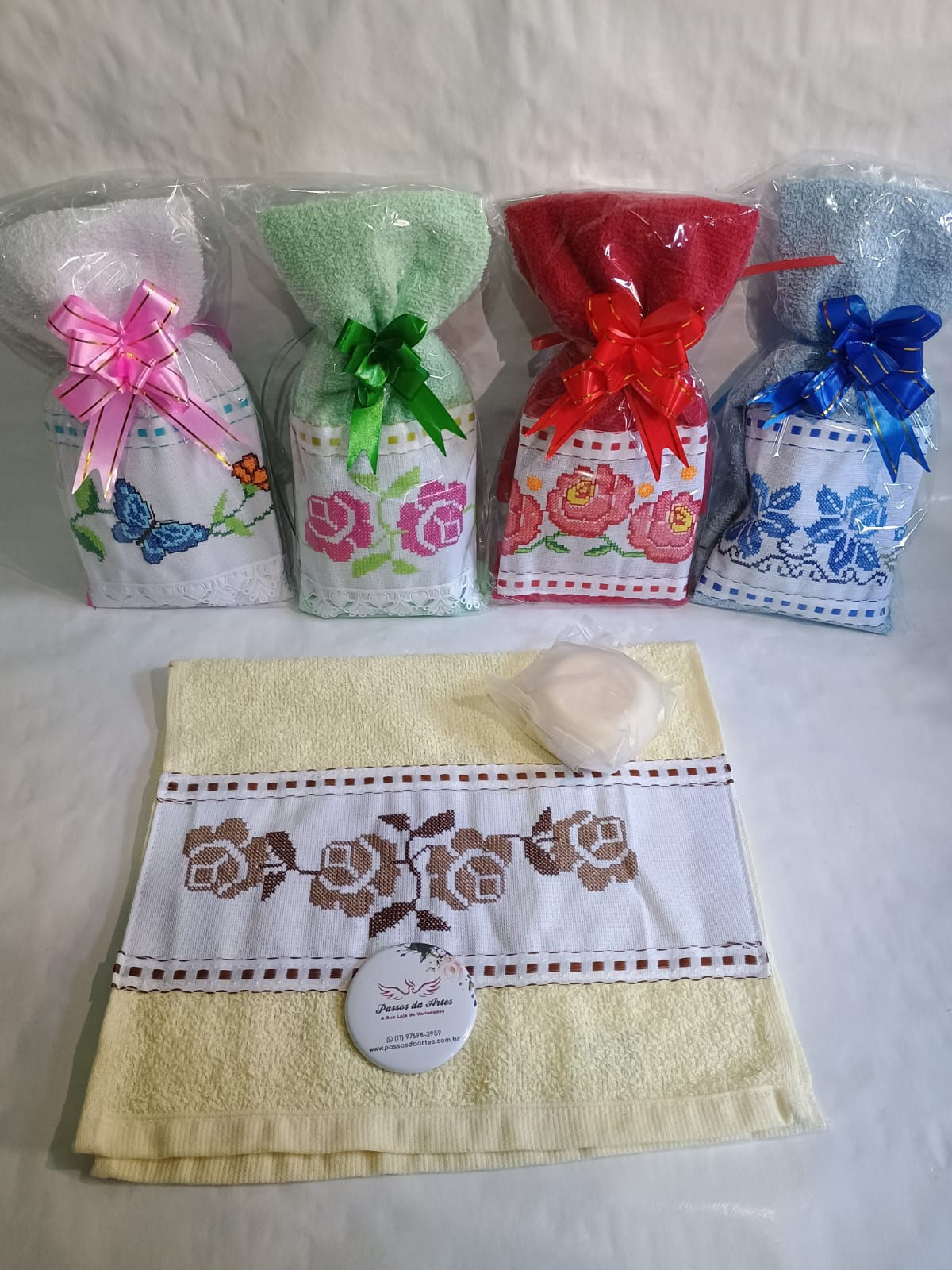 O kit presente, contém uma linda toalha com faixa bordada, junto sabonete natura, as toalhas são macia.