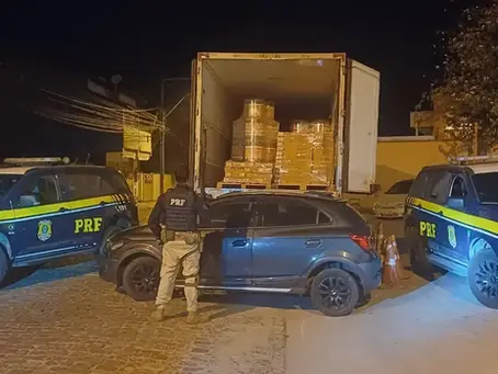 PRF impede roubo de carga e recupera dois veículos em Casimiro de Abreu