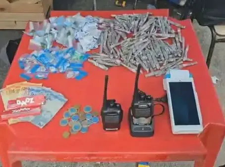  Traficantes usam máquina de cartão para vender drogas em comunidade de Niterói