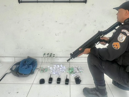 Polícia apreende drogas e rádios transmissores durante patrulhamento em comunidade de Niterói