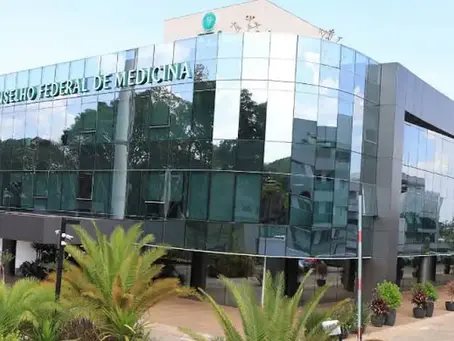 Entidades criticam CFM após veto a terapias para jovens trans