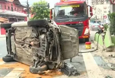 Carro capota após colidir com mureta na Avenida Marques de Paraná, em Niterói