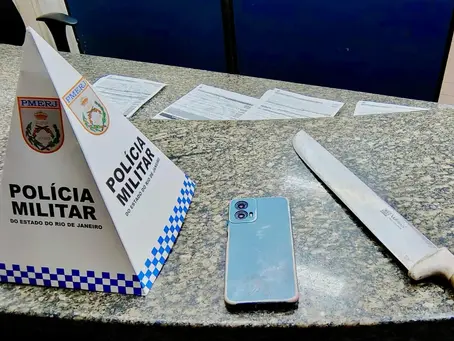 Homem armado com facão é preso após roubar celular no Centro de Niterói