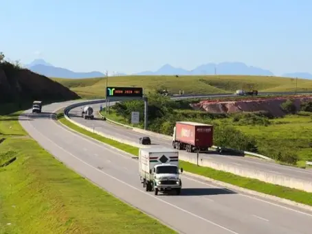  Caminhão com carga de madeira tomba e interdita faixas na BR-101