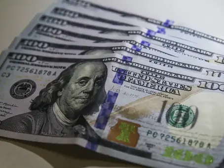 Dólar fecha praticamente estável, a R$ 5,54, mas sobe 2,26% na semana