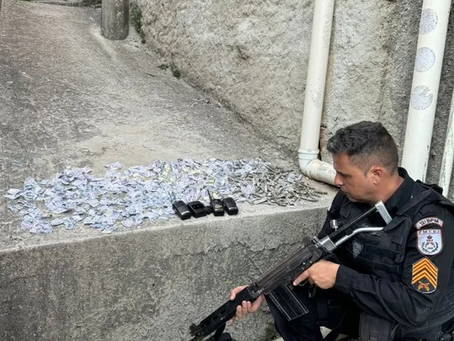 Policiais apreendem grande quantidade de drogas no Morro do Estado, em Niterói