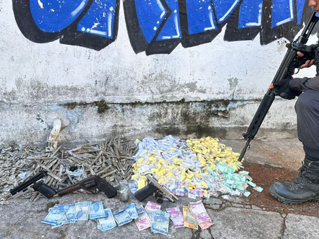 PM prende quatro suspeitos de tráfico de drogas em comunidade de Niterói