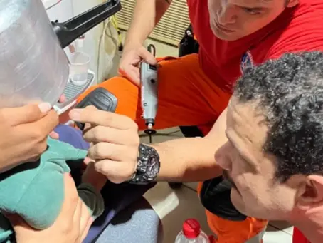Criança fica com cabeça presa dentro de panela de pressão